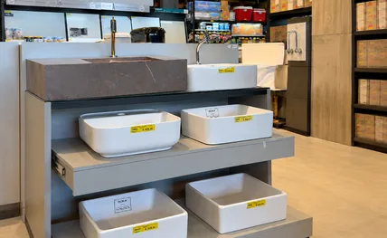 Setor de louças e metais da Toda Obra Home Center em Campina Grande