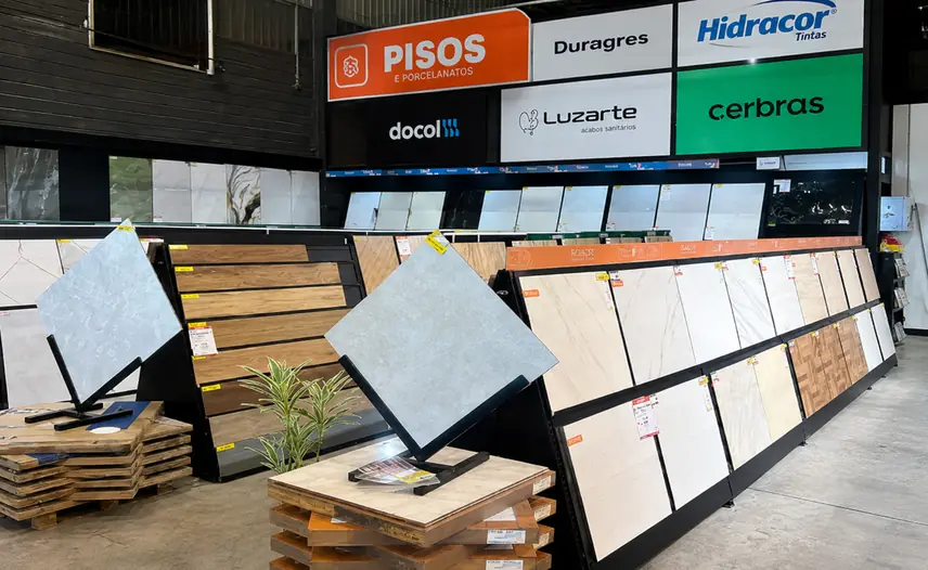 Showroom de pisos e porcelanatos da Toda Obra, com painéis expositores de peças de diferentes acabamentos